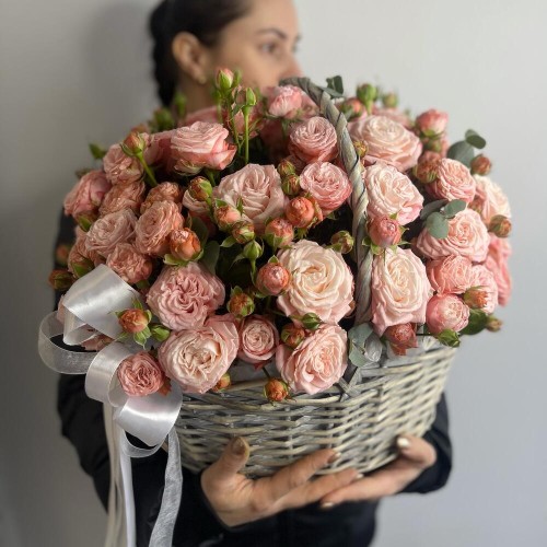 Корзина «XL» c пионовидной розой Мадам бомбастик + подарок от Vivienne Sabo — румяна MACARON