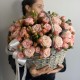 Корзина «XL» c пионовидной розой Мадам бомбастик + подарок от Vivienne Sabo — румяна MACARON