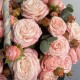 Корзина «XL» c пионовидной розой Мадам бомбастик + подарок от Vivienne Sabo — румяна MACARON