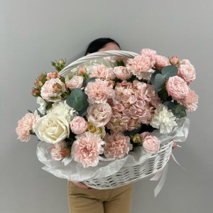 WOW Корзина с гортензией и розой + подарок от Vivienne Sabo — румяна MACARON