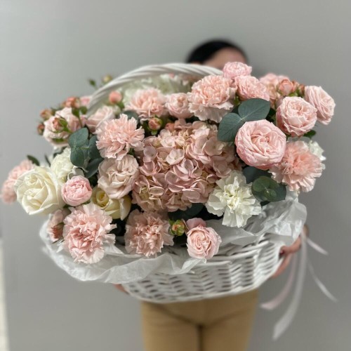 WOW Корзина с гортензией и розой + подарок от Vivienne Sabo — румяна MACARON