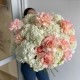 Огромное облако из гортензий и французских роз
