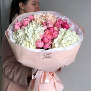 Букет с яркими акцентами из гортензии и пион розой