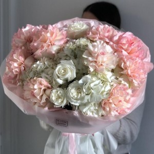 Ажурный букет с гортензией, французской розой и с пионовидной розой bloom room