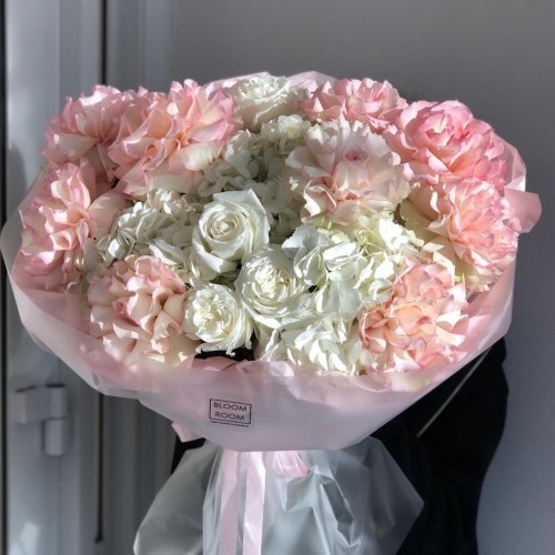 Ажурный букет с гортензией, французской розой и с пионовидной розой bloom room