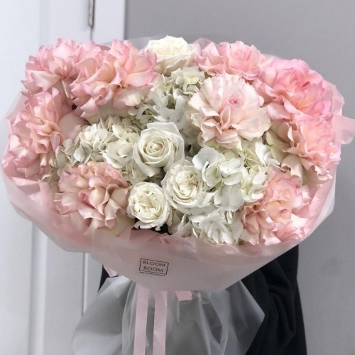 Ажурный букет с гортензией, французской розой и с пионовидной розой bloom room