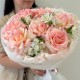 Пышный букет из французской розы и альстромерии