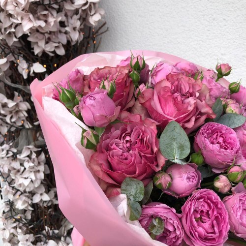 Малиновый букет «Bloom Room» с пионовидными розами и эвкалиптом