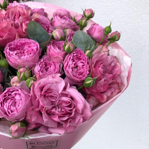 Малиновый букет «Bloom Room» с пионовидными розами и эвкалиптом