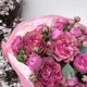 Малиновый букет «Bloom Room» с пионовидными розами и эвкалиптом