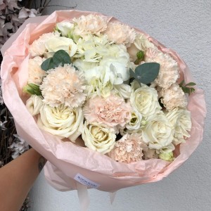 Нежный букет «Bloom Room» с гортензией и пионовидными розами