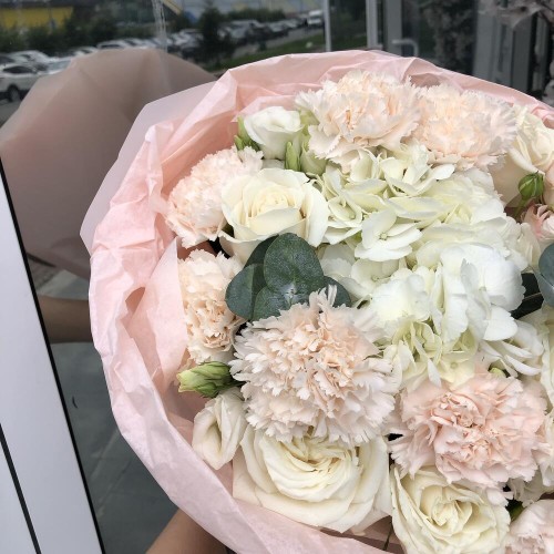 Нежный букет «Bloom Room» с гортензией и пионовидными розами