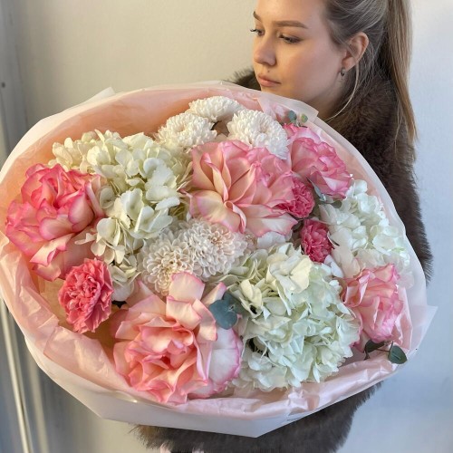 Шикарный Букет Любовь «Bloom Room» из французских роз, гортензий, диантусов и хризантемы