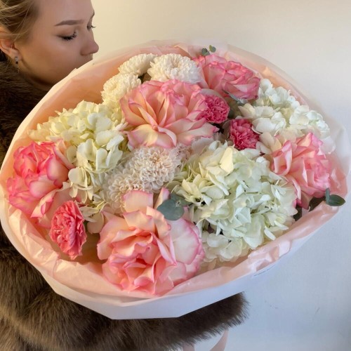 Шикарный Букет Любовь «Bloom Room» из французских роз, гортензий, диантусов и хризантемы