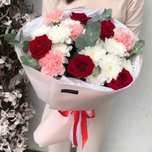 Вдохновляющий букет Bloom room из красных роз, диантусов, хризантем и эвкалипта
