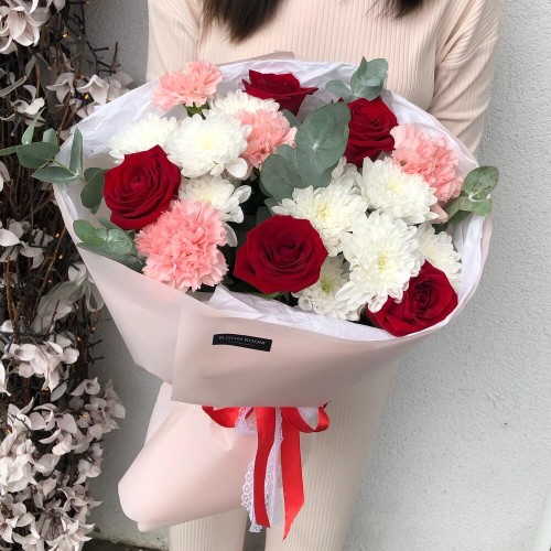 Вдохновляющий букет Bloom room из красных роз, диантусов, хризантем и эвкалипта