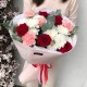 Вдохновляющий букет Bloom room из красных роз, диантусов, хризантем и эвкалипта