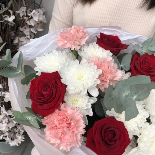 Вдохновляющий букет Bloom room из красных роз, диантусов, хризантем и эвкалипта