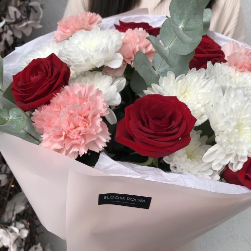 Вдохновляющий букет Bloom room из красных роз, диантусов, хризантем и эвкалипта