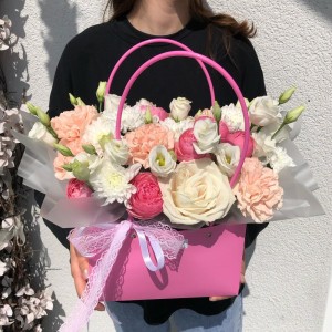 Цветы в коробке bloom room из эустомы, пионовидных кустовых роз, диантусов и хризантемы