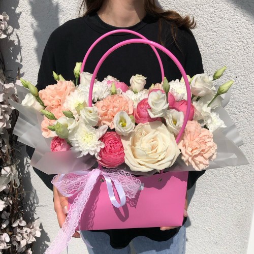 Цветы в коробке bloom room из эустомы, пионовидных кустовых роз, диантусов и хризантемы