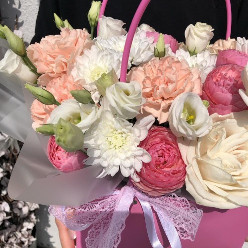 Цветы в коробке bloom room из эустомы, пионовидных кустовых роз, диантусов и хризантемы