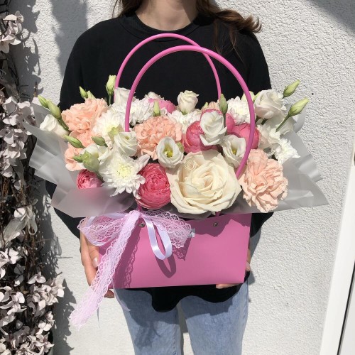 Цветы в коробке bloom room из эустомы, пионовидных кустовых роз, диантусов и хризантемы