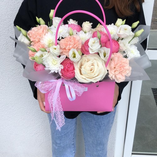 Цветы в коробке bloom room из эустомы, пионовидных кустовых роз, диантусов и хризантемы