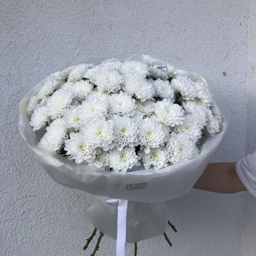 Роскошный букет «Bloom Room из пышных кустовых хризантем в дизайнерском оформлении