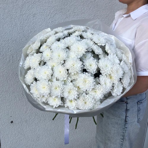 Роскошный букет «Bloom Room из пышных кустовых хризантем в дизайнерском оформлении