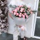 Нежный букет из пионовидных роз с эвкалиптом