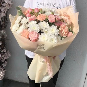 Изящный букет «bloom room» из роз мадам бомбастик, хризантем и диантусов