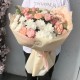 Изящный букет «bloom room» из роз мадам бомбастик, хризантем и диантусов