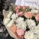 Изящный букет «bloom room» из роз мадам бомбастик, хризантем и диантусов