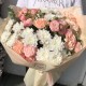 Изящный букет «bloom room» из роз мадам бомбастик, хризантем и диантусов