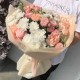 Изящный букет «bloom room» из роз мадам бомбастик, хризантем и диантусов