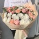 Изящный букет «bloom room» из роз мадам бомбастик, хризантем и диантусов
