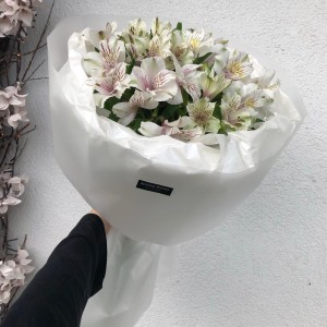Элегантный букет «bloom room» из альстромерий
