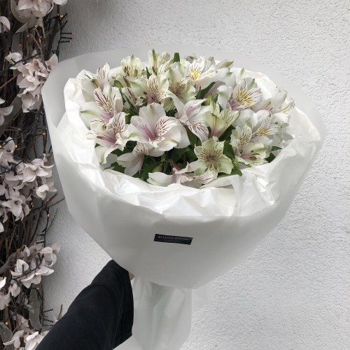 Элегантный букет «bloom room» из альстромерий