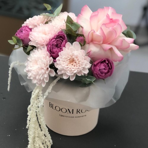 Композиция в розовых оттенках bloom room  из французской розы, хризантемы и роз