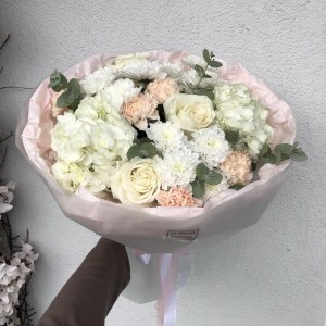 Нежный букет Bloom Room из роз, диантуса, хризантем и гортензии