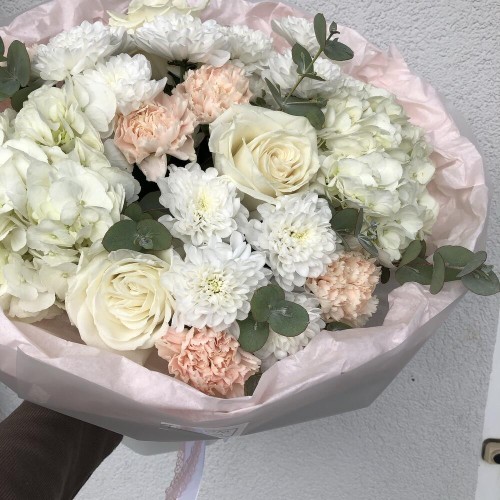 Нежный букет Bloom Room из роз, диантуса, хризантем и гортензии
