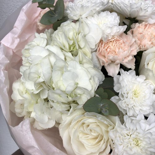 Нежный букет Bloom Room из роз, диантуса, хризантем и гортензии