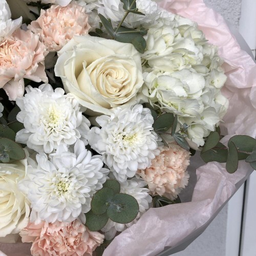 Нежный букет Bloom Room из роз, диантуса, хризантем и гортензии