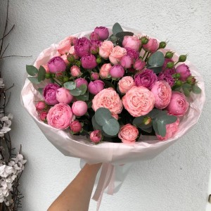 Авторский букет «Bloom Room» из кустовых пионовидных роз в дизайнерском оформлении