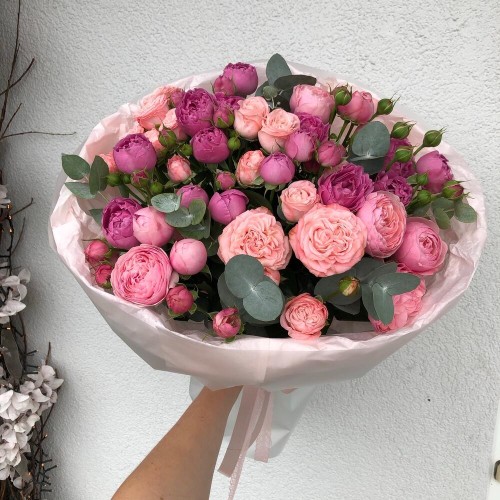 Авторский букет «Bloom Room» из кустовых пионовидных роз в дизайнерском оформлении