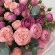 Авторский букет «Bloom Room» из кустовых пионовидных роз в дизайнерском оформлении