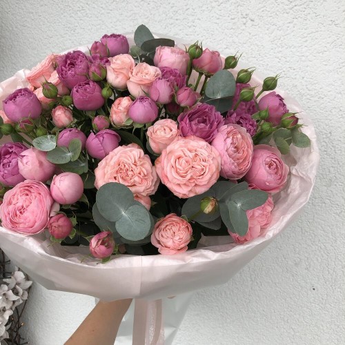 Авторский букет «Bloom Room» из кустовых пионовидных роз в дизайнерском оформлении