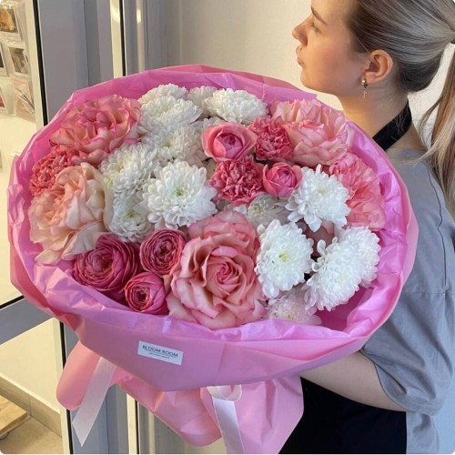«Барби»   букет Bloom room в дизайнерском оформлении из кустовой розы, французской розы и хризантем