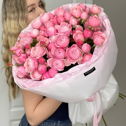 Монобукет «Сладкая ягода» Bloom room из кустовой розы